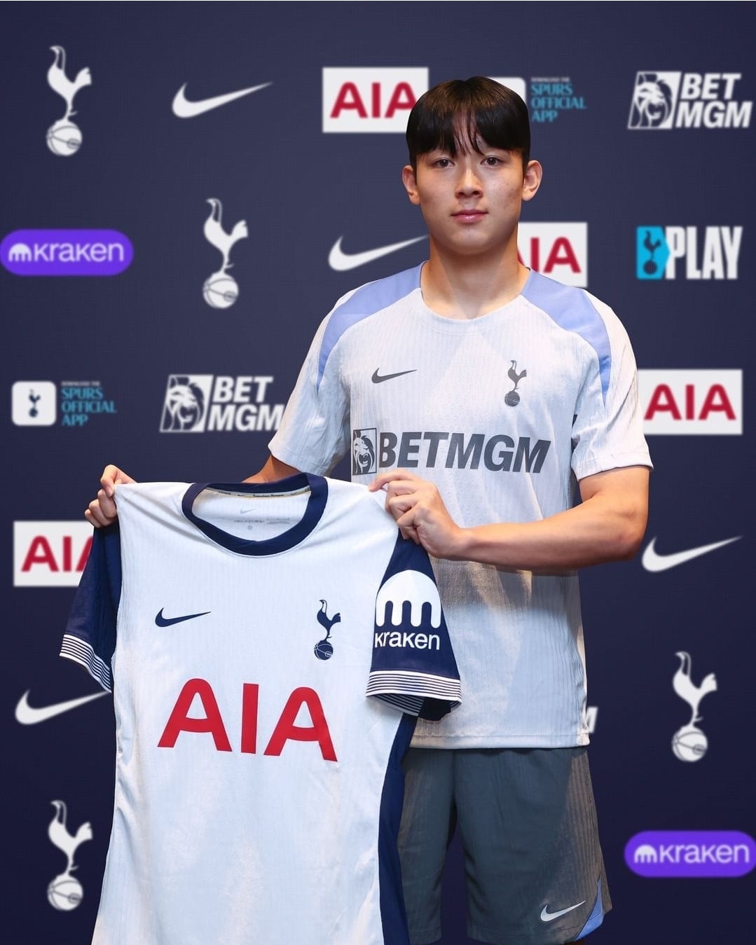 CAPAI KESEPAKATAN: Yang Min-Hyuk resmi bergabung dengan Tottenham dari Gangwon FC. (LIG SPURSOFFICIA)