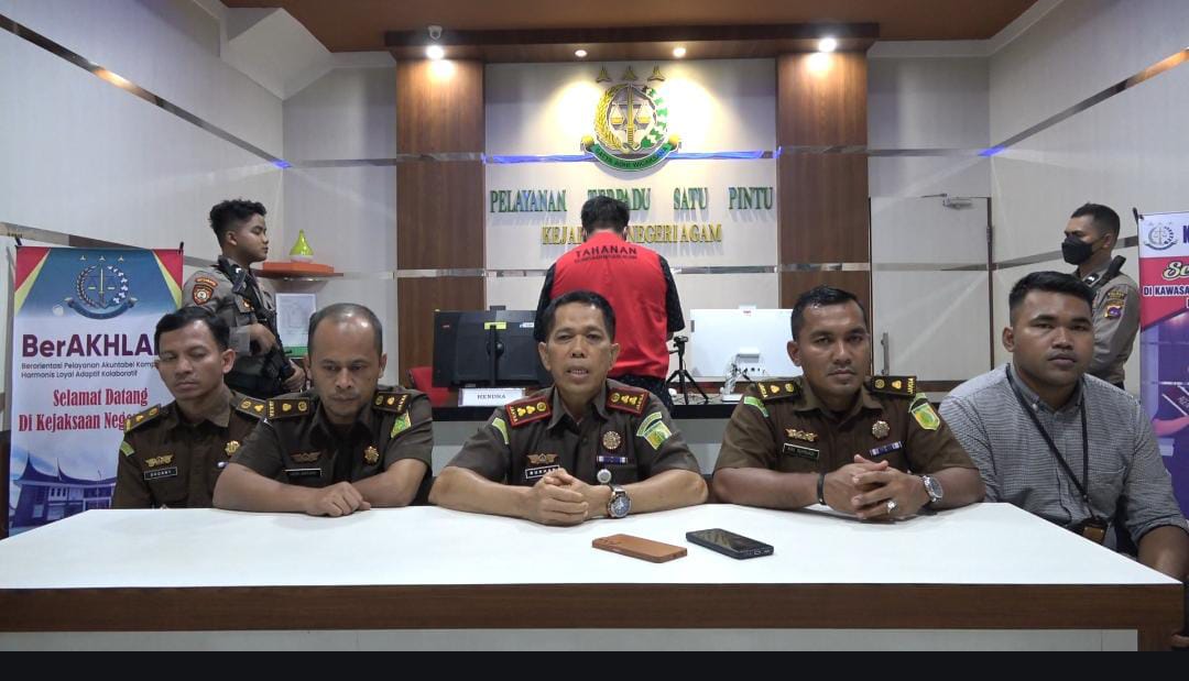 DUGAAN KORUPSI: Kajari Agam Burhan didampingi tim jaksa penyidik saat jumpa pers penetapan sekaligus penahanan terhadap satu tersangka baru kasus dugaan korupsi. (PUTRA/PADEK)