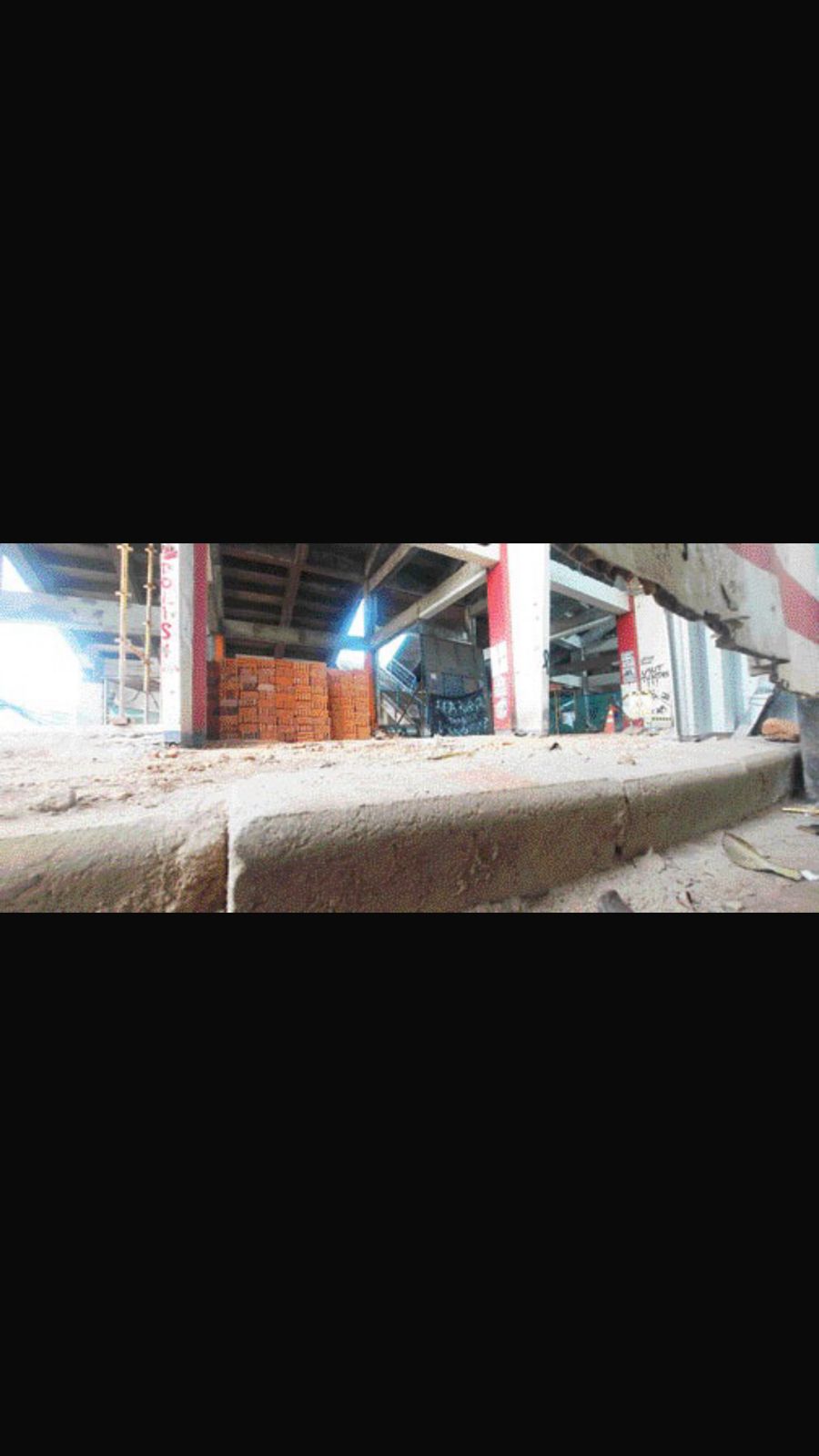 PENTING: Kondisi Gate 13 Stadion Kanjuruhan, Kamis (25/7) lalu. Lokasi ini dianggap penting bagi keluargan korban tragedi Kanjuruhan yang menewaskan 135 orang pada 1 Oktober 2022.(BIYAN MUDZAKY HANIN)