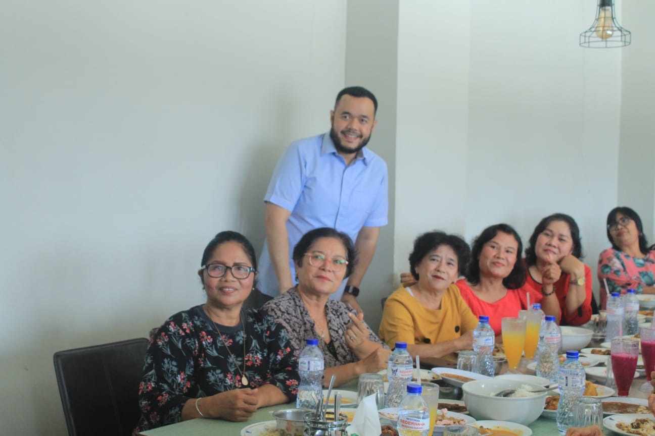 Bakal calon Wali Kota Padang Fadly Amran saat bertemu dengan KMDT Sumbar di Rumah Makan Sederhana, Rabu (31/7). (TIM FADLY AMRAN)