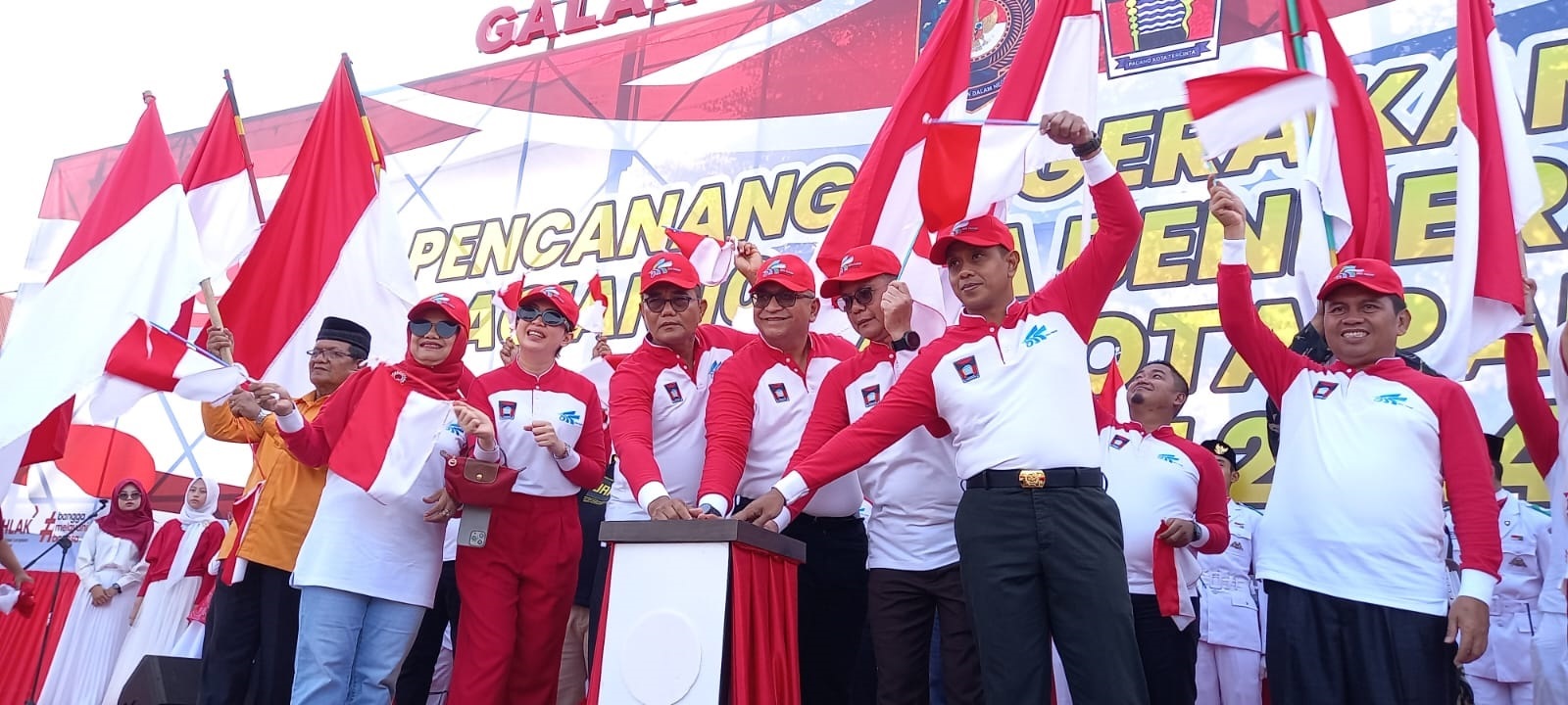 Pj Wako Padang Andree Algamar, Ketua DPRD, Forkopimda dan lainnya mencanangkan gerakan pembagian 10 juta bendera merah putih di Galanggang Balai Kota Padang, Rabu (31/7). (DOK DISKOMINFO PADANG)