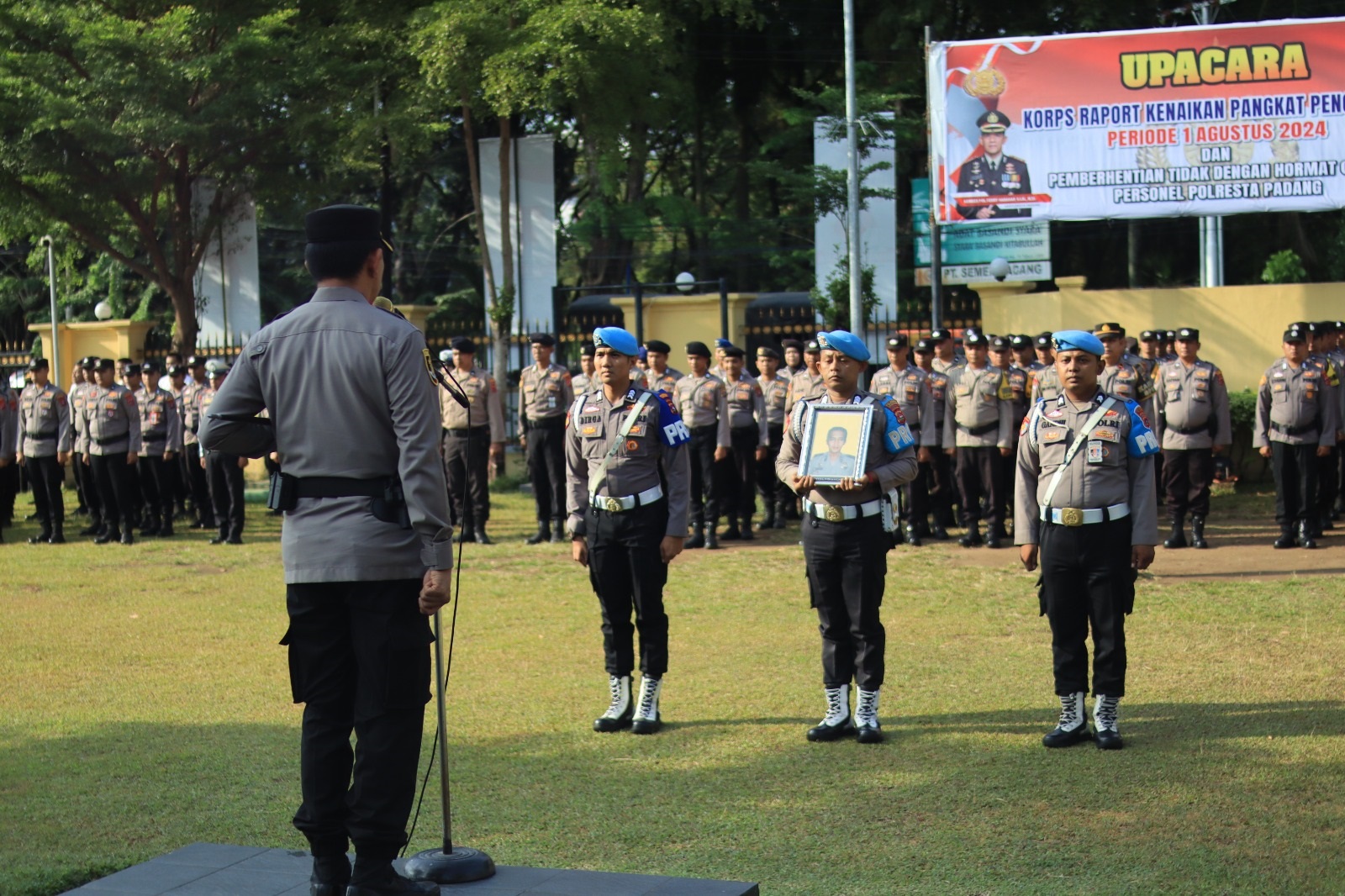 Kapolresta Padang Kombes Pol Ferry Harahap pimpin upacara PTDH terhadap Bripka berinisial W, personel Polresta Padang, Rabu (31/7). (HUMAS POLRESTA PADANG)
