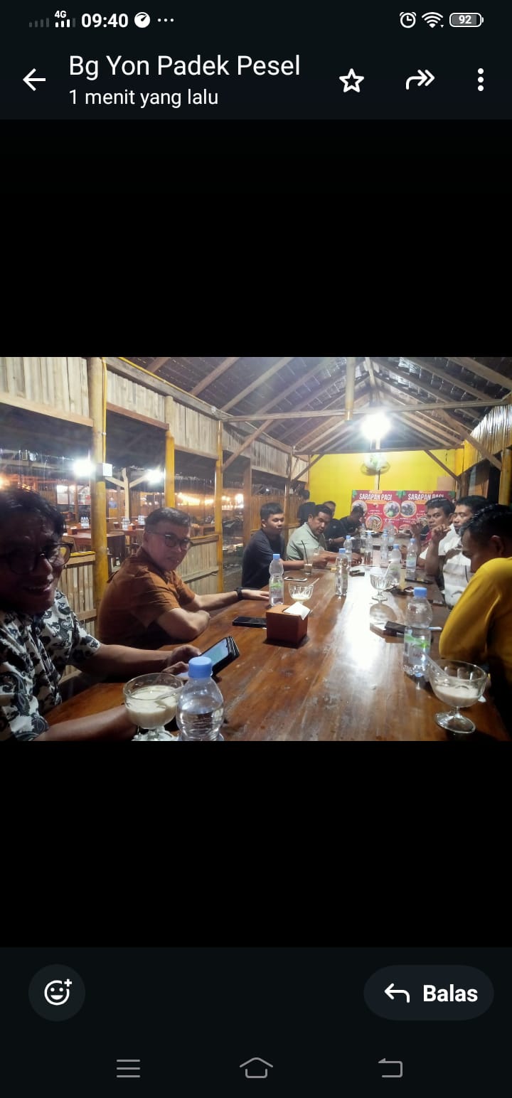 Anggota Komite I DPD RI, Alirman Sori, saat menggelar diskusi dengan kalangan wartawan dalam kunjungan resesnya ke daerah pemilihan di Sago, Kecamatan IV Jurai. (Dok Yon)