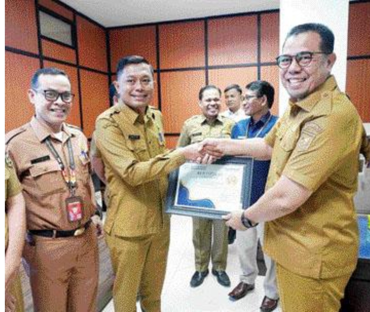BERPERAN AKTIF: Sekkab Sijunjung Zefnihan menyerahkan sertifikat penghargaan kepada Kepala Dinas Kominfo David Rinaldo atas peran aktifnya dalam mendukung terwudnya data PDRB. (DOKUMENTASI ANDRI)