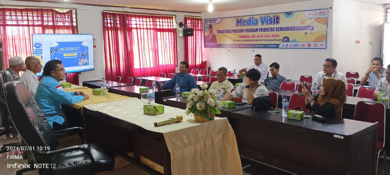 PENDIDIKAN: Widya Prada BBPMP Sumbar Safli didampingi Kabid PTK Disdik Dharmasraya Zulfahmi memaparkan materi sosialisasi program prioritas Kemendikbudristek, kemarin. (BBPMP SUMBAR FOR PADEK)