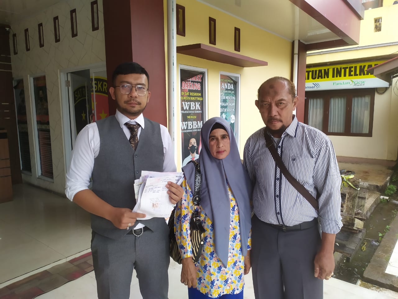 KASUSKAN: Syamsul dan istrinya didampingi kuasa hukum Benny Siregar di Mapolresta Bukittinggi, Rabu (31/7).(RIAN AFDOL/PADANG EKSPRES)