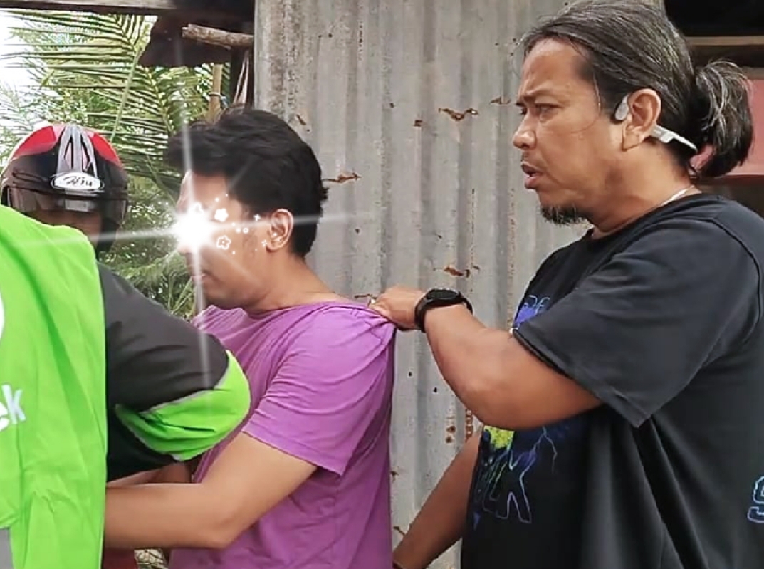 Tim II Klewang Satreskrim Polresta Padang bersama anggota Polda Metro Jaya, saat menangkap seorang pria berinisial J yang diduga menyebarkan video syur. (Foto: Jefrimon/Padek)