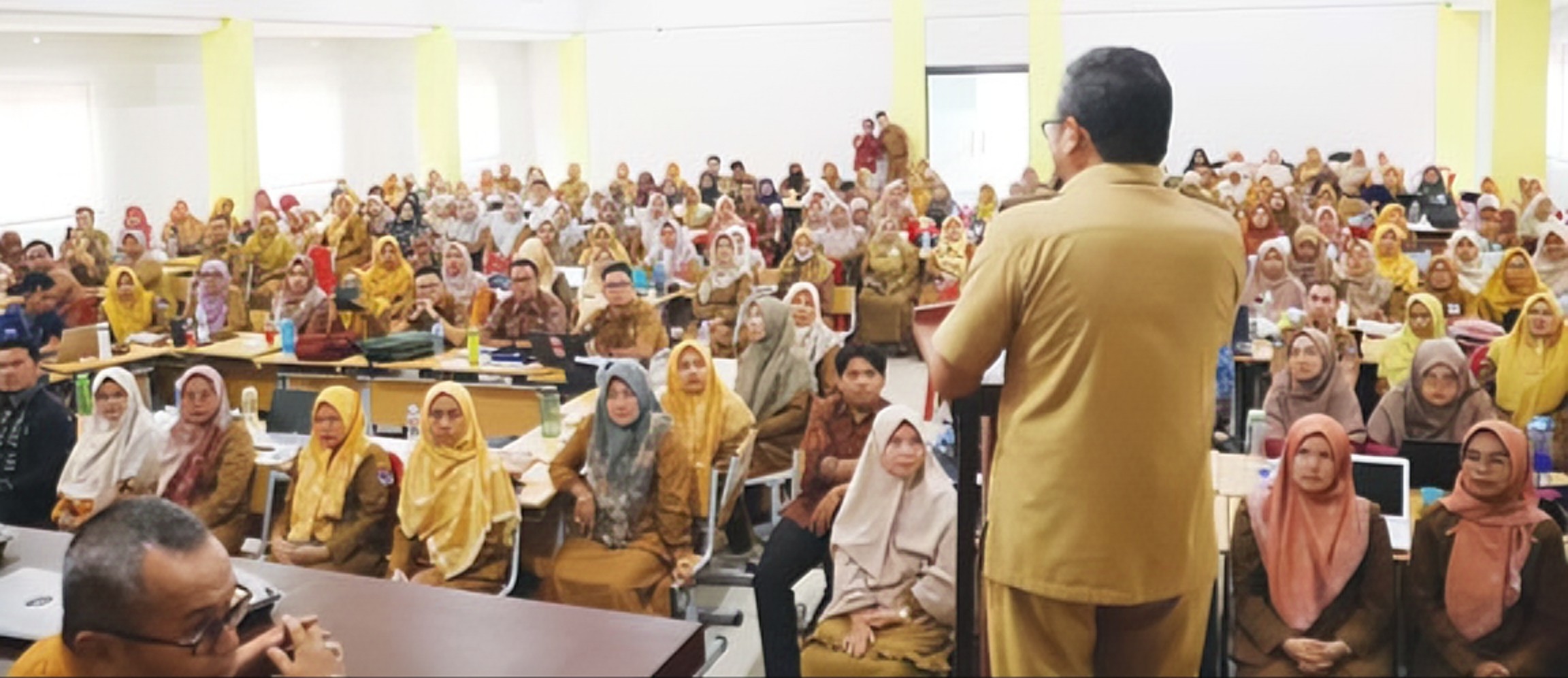 BERI ARAHAN: Pj Wako Payakumbuh, Suprayitno membuka Bimtek Implementasi Kurikulum Merdeka di Aula SMA Negeri 2 Payakumbuh, Selasa (30/7). (PEMKO PAYAKUMBUH UNTUK PADEK)