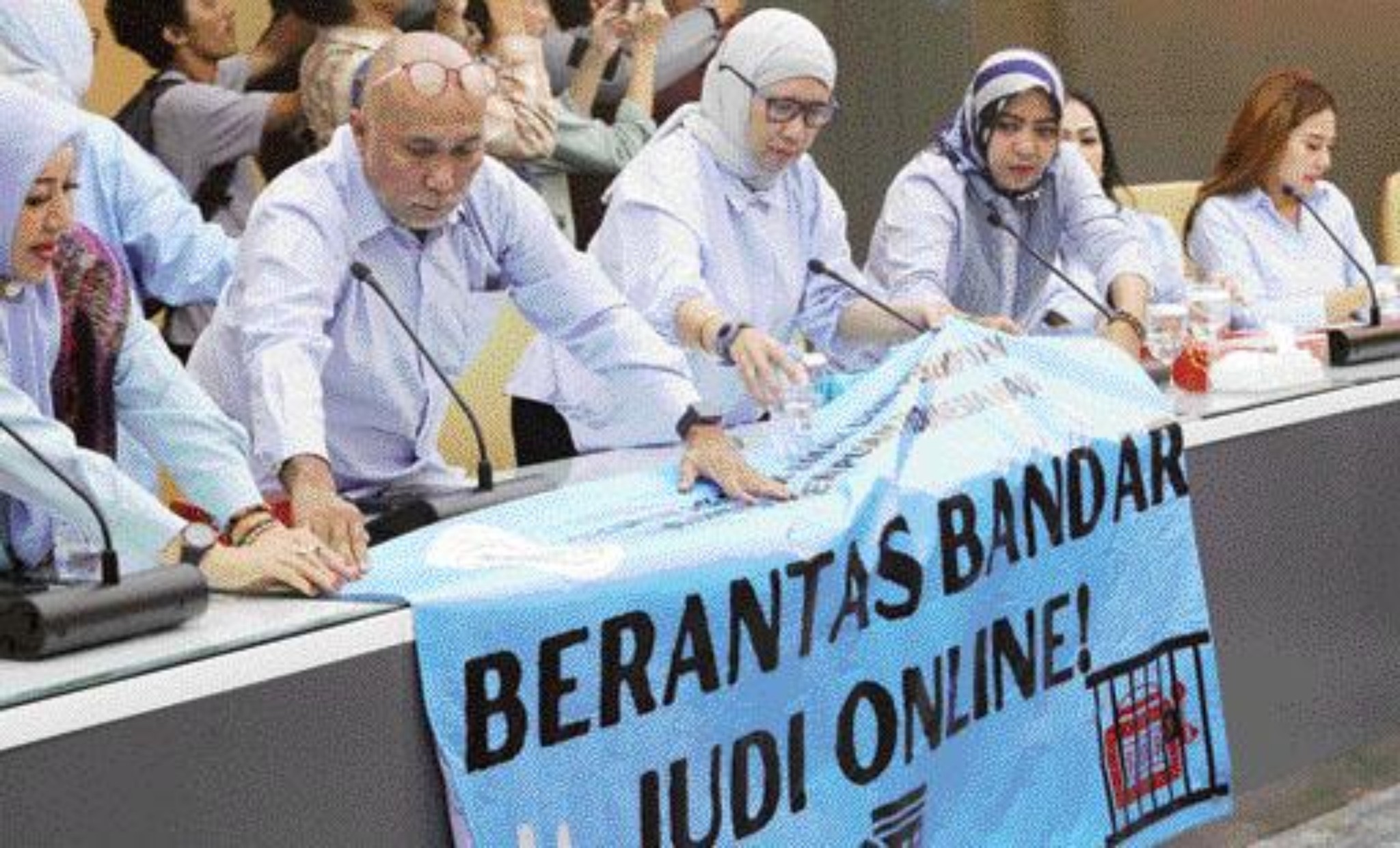 SAMPAIKAN PETISI: Aktivis Kreativitas Perempuan Indonesia Maju mengikuti audiensi dengan Menkominfo Budi Arie Setiadi  terkait maraknya judi online dan pinjaman online illegal. (FEDRIK TARIGAN JPG)