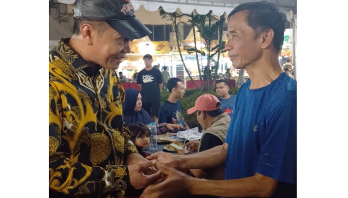 Genius Umar menyalami salah satu pelaku UMKM di event Pesona Alek Nagari di Tangerang