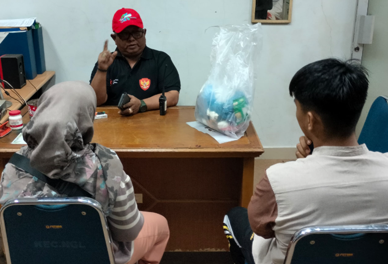 Camat Nanggalo Amrizal Rengganis menasehati pelaku buang sampah sembarangan. (Foto: IST)