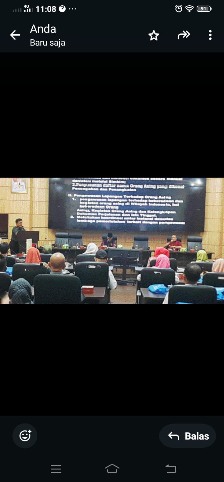 PAPARAN: Narasumber memberikan paparan saat sosialisasi pengawasan orang asing di Balai Kota Padang, Kamis (1/8). (DOK BADAN KESBANGPOL PADANG)