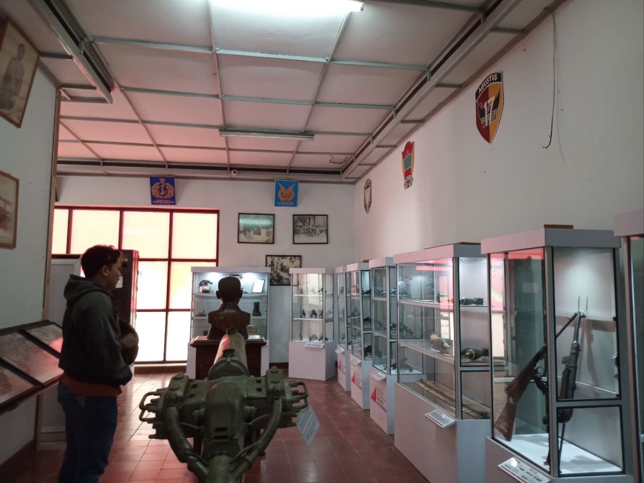SEJUMLAH senjata yang digunakan pahlawan bangsa terpajang di Museum Perjuangan Tri Daya Eka Dharma. (RIAN AFDOL/PADEK)
