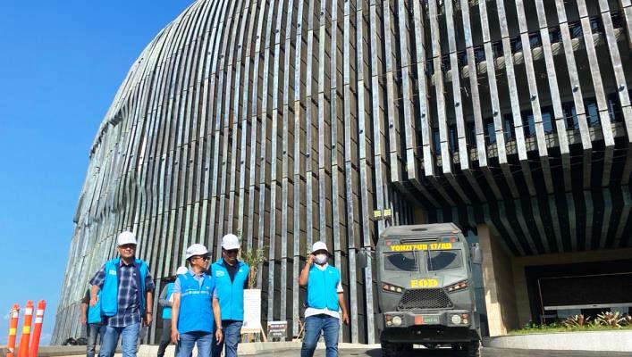 Direktur Distribusi PLN, Adi Priyanto (kedua dari kiri) bersama General Manager PLN UID Kaltimra Agung Murdifi (dua dari kanan) ketika memastikan keandalan listrik di Istana Negara di IKN Nusantara.