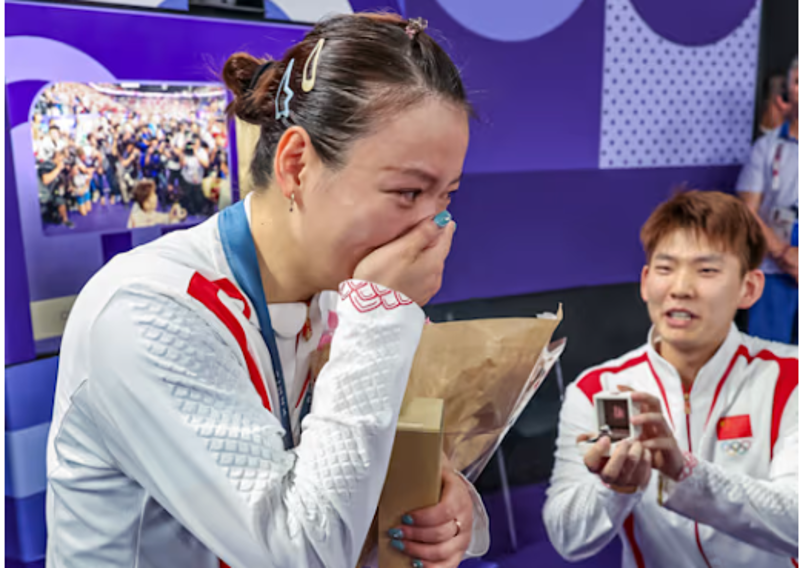 Huang Yaqiong menerima lamaran pernikahan dari Liu Yuchen usai meraih medali emas bulu tangkis ganda campuran Olimpiade Paris 2024. (Foto: BWF/ Badmintonphoto)