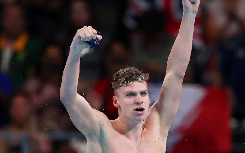 Leon Marchand dari Prancis meraih medali emas keempat dan mencetak sejarah baru di ajang renang Olimpiade Paris 2024. (Foto: Getty Images/ olympics.com)