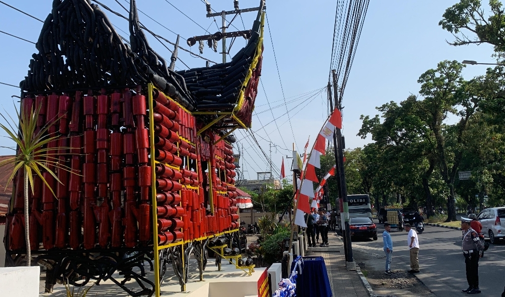 Tugu unik yang didirikan di Polsek Padang Utara, Jalan Prof Dr Hamka Nomor 117, Air Tawar Barat, Kecamatan Padang Utara, Kota Padang. (Foto: Jefrimon)