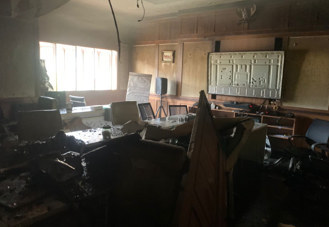 Ruangan Gedung Akademik Politeknik Negeri Padang (PNP) yang terbakar, Sabtu (3/8/2024). (Foto: Damkar Padang)