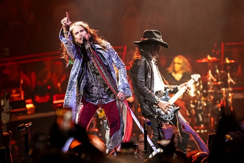 Steven Tyler (kiri) dan Joe Perry saat Aerosmith pada malam pertama