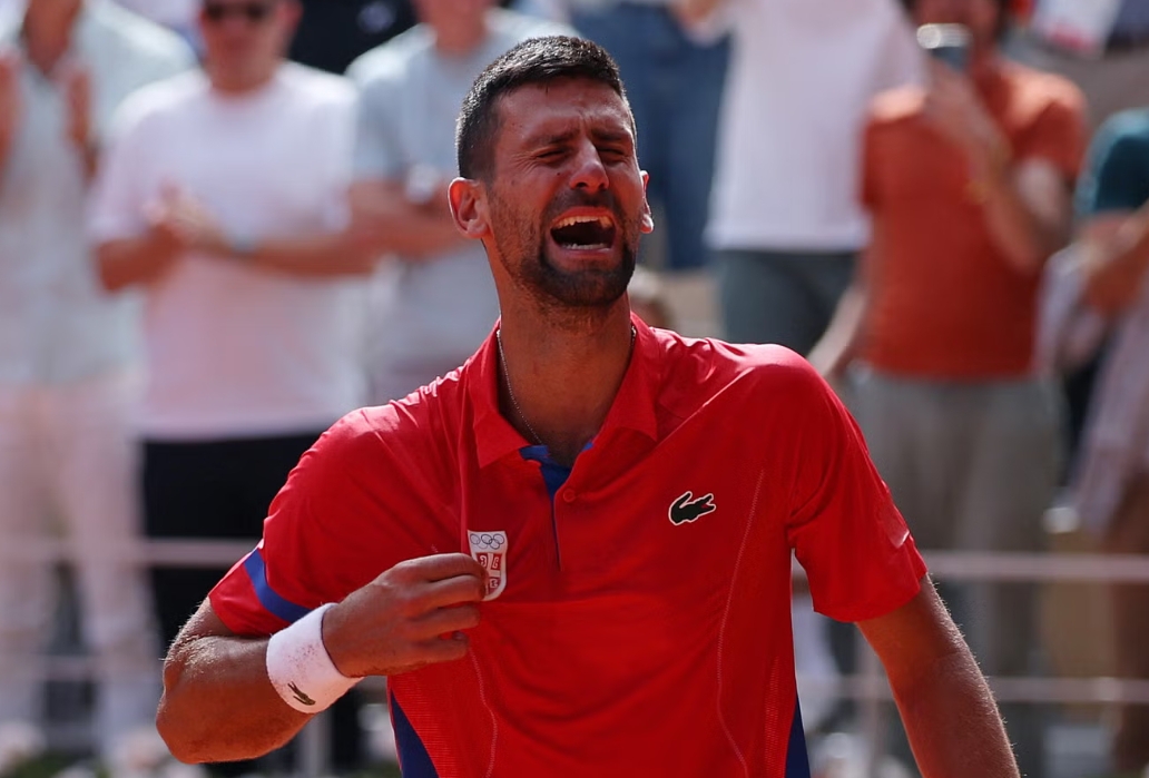 Petenis Serbia Novak Djokovic menangis setelah memenangkan medali emas saat mengalahkan Carlos Alcaraz di Olimpiade Paris 2024. (Foto: Reuters)