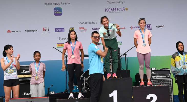 Darmawan Prasodjo serahkan medali dan hadiah kepada pelari nasional Odekta Elvina Naibaho (tiga kanan) juara kategori Half Marathon Putri pada ajang PLN Electric Run 2023.
