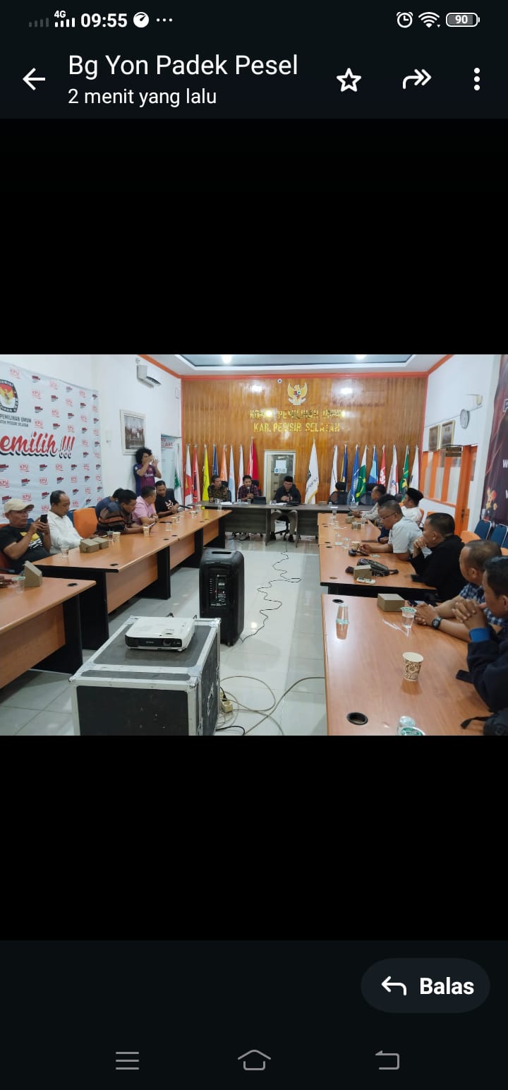 Ketua KPU Pessel, Aswandi, dengan didampingi Kordiv Teknik dan Penyelenggara, Syafrijal Chan, ketika menggelar jumpa pers dengan wartawan, Jumat (4/8) lalu di ruang rapat KPU Pessel. (dok yon)