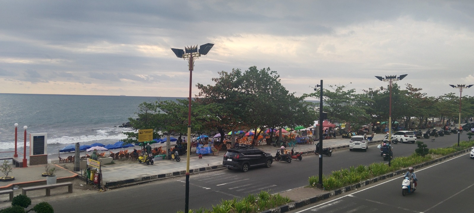 Suasana di kawasan bibir Pantai Padang yang kembali dipenuhi oleh PKL untuk berjualan, Senin (5/8). (JEFRIMON/PADEK)