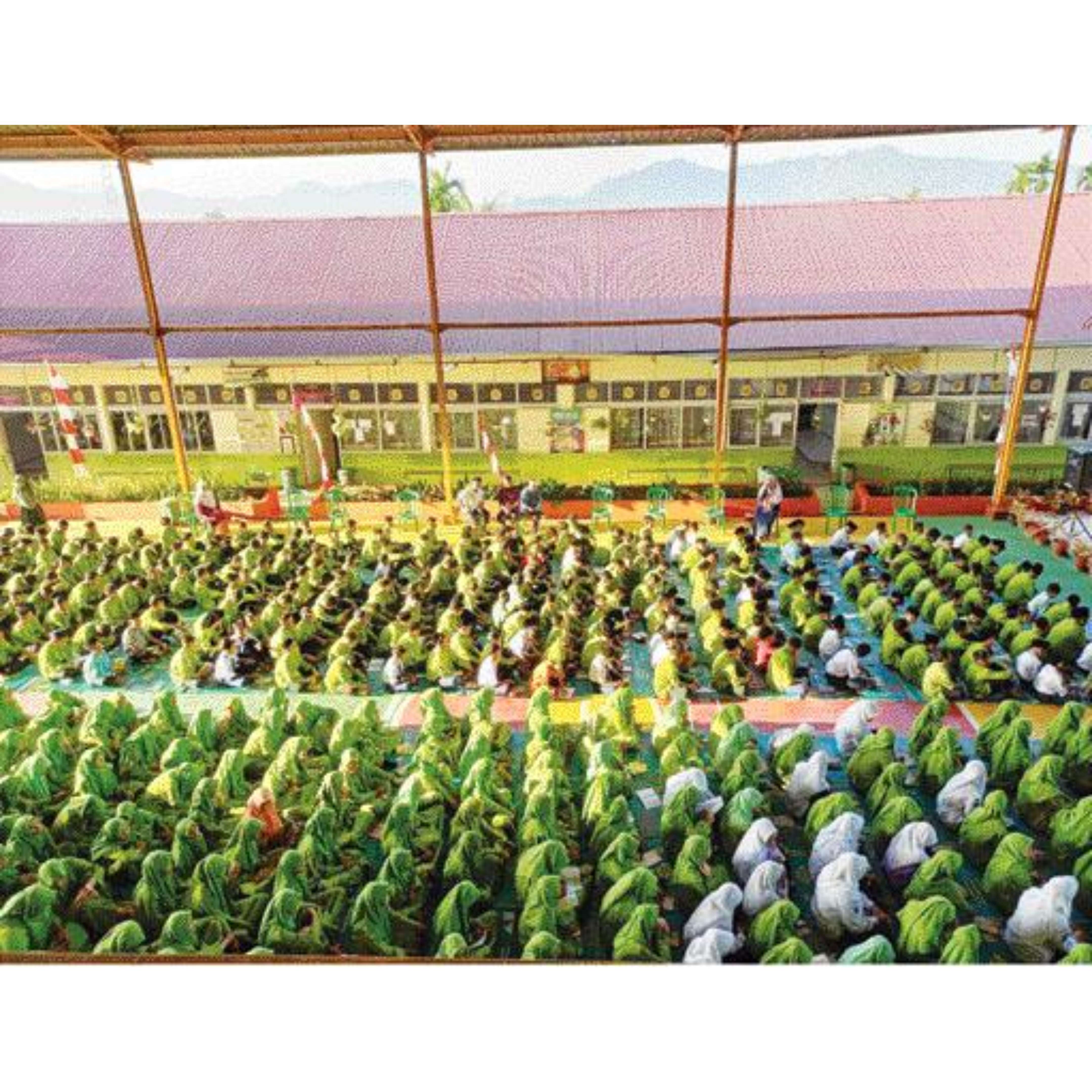 SIRAMAN ROHANI: Para siswa SMPN 5 Padang mengikuti Kultum Jumat di halaman sekolah mereka.(TIM LAMAN GURU)