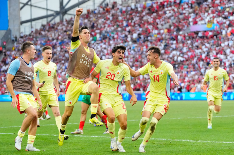 Tim sepak bola pria Olimpiade Spanyol memastikan tempat di final setelah mengalahkan Maroko dengan skor 2-1 dalam pertandingan semifinal, Senin (5/8/2024). (Foto: X @SEFutbol)