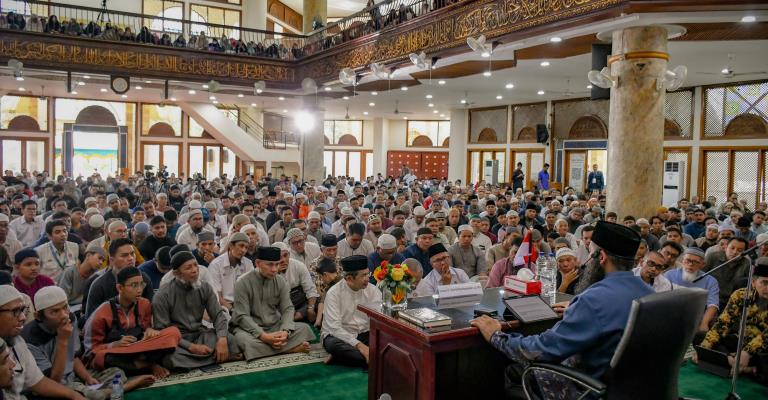 Memeriahkan HUT ke-66 Pengambilalihan Pabrik dari Belanda, PT Semen Padang gelar Tabligh Akbar di Masjid Raya Jabal Ramah PT Semen Padang dengan menghadirkan Ustadz Dr Syafiq Riza Hasan Basalamah.