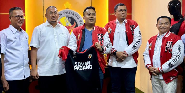 Andre Rosiade bersama Vasko Ruseimy, Hidayat (paling kanan) dan Dirut PTSP Indrieffouny (paling kiri).