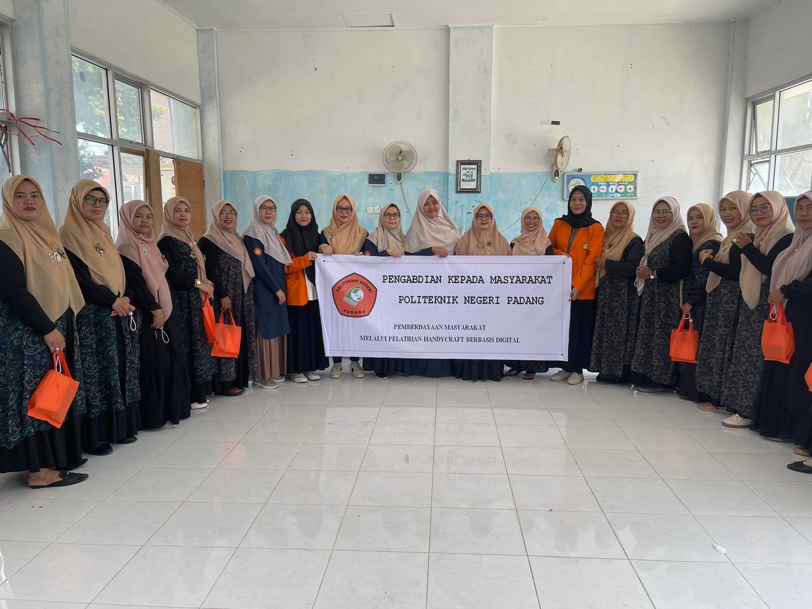 Tim Pengabdian Kepada Masyarakat (PKM) PNP bersama tim BKMT Kecamatan Padang Utara dan peserta pelatihan handycraft di Padang, baru-baru ini. (DOKUMEN PNP)