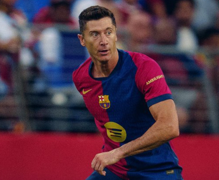 Robert Lewandowski mencetak gol penyama kedudukan dalam laga Barcelona vs AC Milan.(Foto: X @FCBarcelona)