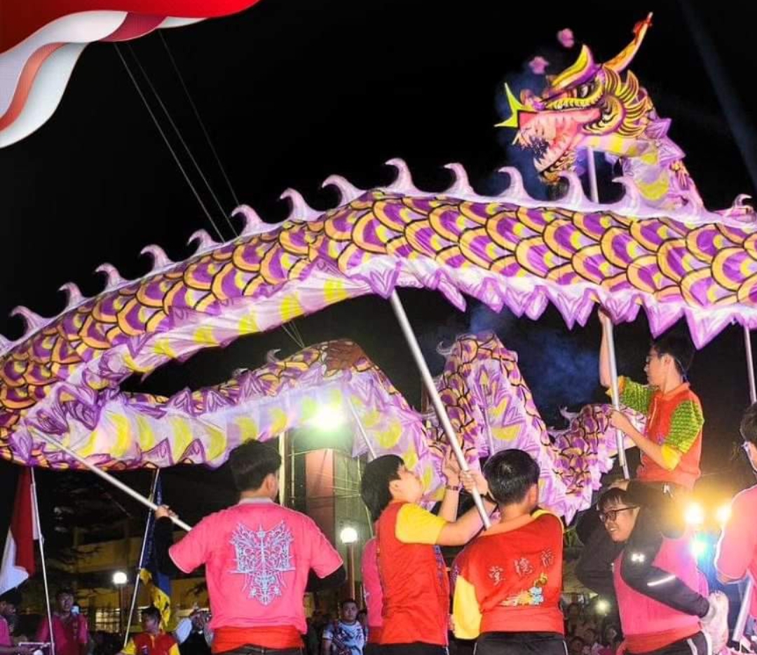 Pawai Telong-telong menandai penutupan rangkaian Festival Siti Nurbaya 2024, dalam rangka merayakan HUT ke-355 Kota Padang, Selasa (6/8/2024) malam, di depan Kantor Balai Kota Lama. (Foto: Prokopim)