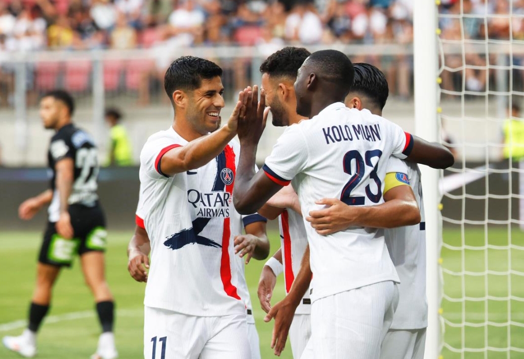 Para pemain Paris Saint-Germain (PSG) merayakan gol saat ditahan imbang Sturm Graz dengan skor 2-2 pada laga persahabatan di Stadion Puntigamer, Rabu (7/8/2024) malam WIB. (Foto: PSG Fr)