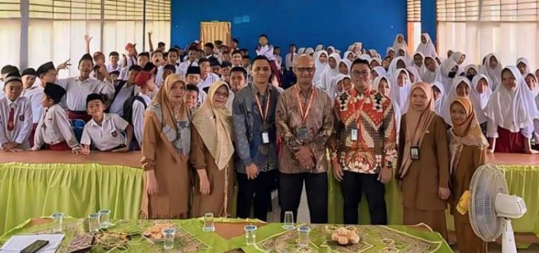 Pemimpin BNI Kantor Cabang Pembantu Padang Aro bersama siswa-siswi dan guru-guru di SMPN 3 Solok Selatan.