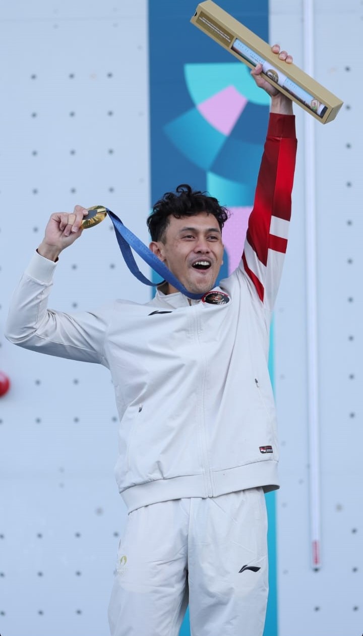 KEJAYAAN: Atlet panjat tebing Veddriq Leonardo menahbiskan diri sebagai yang tercepat di nomor speed putra Olimpiade Paris 2024, kemarin. (IG NOC INDONESIA)