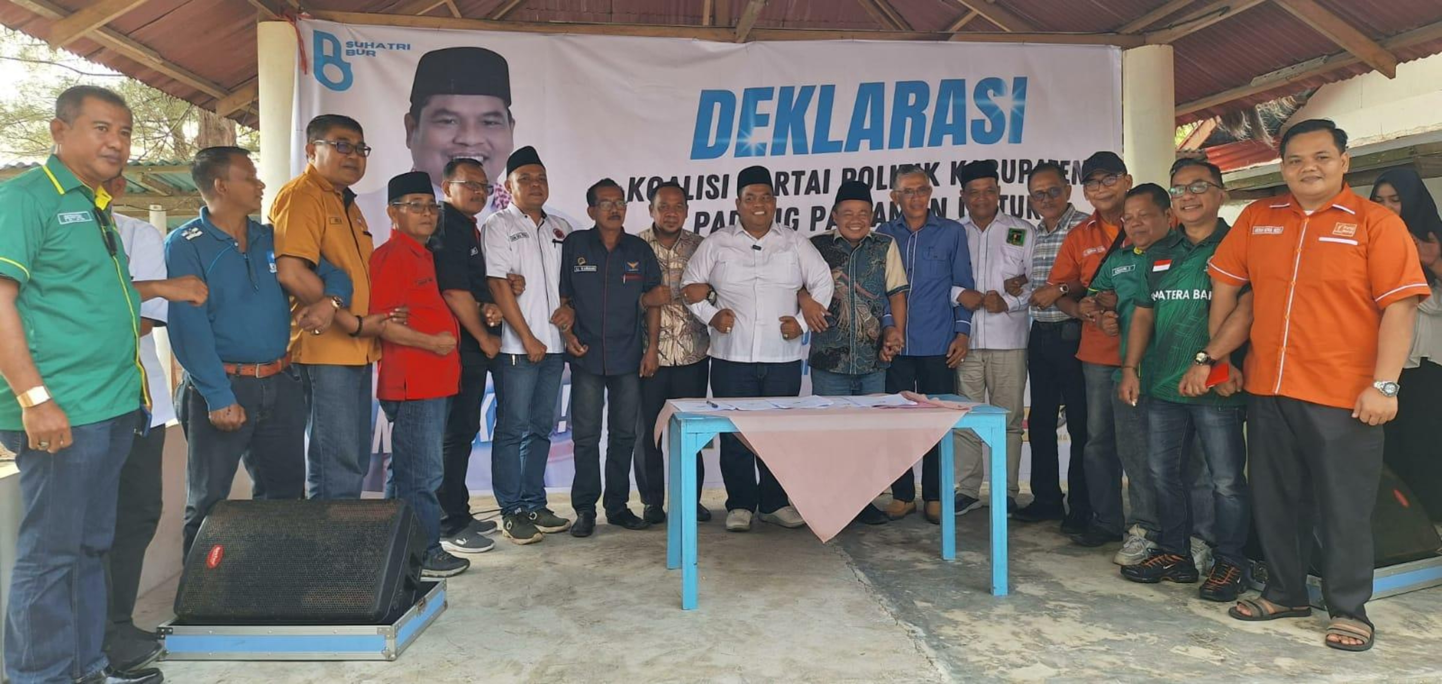 UNGKAP PASANGAN: Suhatri Bur dan Yosdianto bergandengan bersama pengurus 7 parpol pendukungnya saat deklarasi di RM Nara pada Rabu (7/8). (TIM SUHATRI BUR)