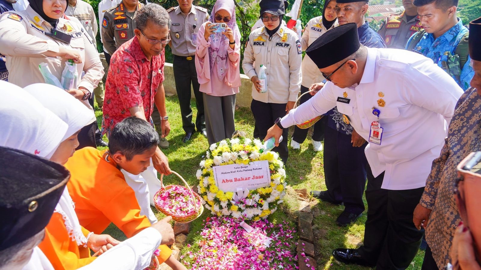 Suasana ziarah dan tabur bunga di makam Wali Kota Padang pertama Abu Bakar Jaar di Kuburan Turki, Kelurahan Seberangpadang, Jumat (9/8). (DOK PROKOPIM)