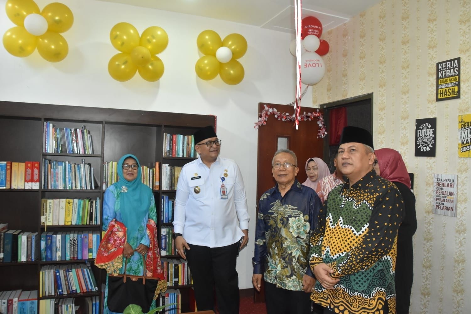 Pj Wako Padang Andree Algamar bersama keluarga almarhum Masril Payan meninjau Perpustakaan Masril Payan di lantai I Balai Kota Padang, Jumat (9/8). (DOK PROKOPIM PADANG)