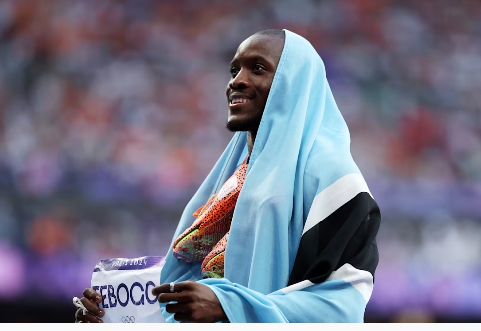 Atlet Botswana, Letsile Tebogo, menciptakan kejutan besar dengan meraih medali emas pada final lari 200 meter putra Olimpiade Paris 2024, Kamis (8/8). (Foto: Getty Images/ Olympic.com)