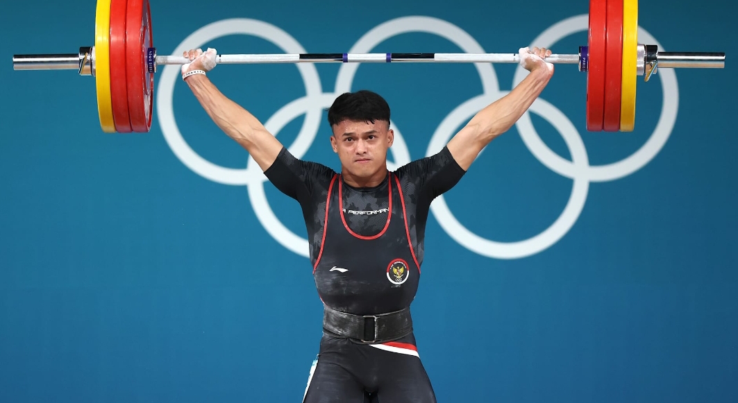 Rizki Juniansyah menambah perolehan medali emas Indonesia pada Olimpiade Paris 2024, setelah menjuarai angkat berat 73 kg putra, Kamis (8/8/2024). (Foto: Getty Images/ Olympics.com)