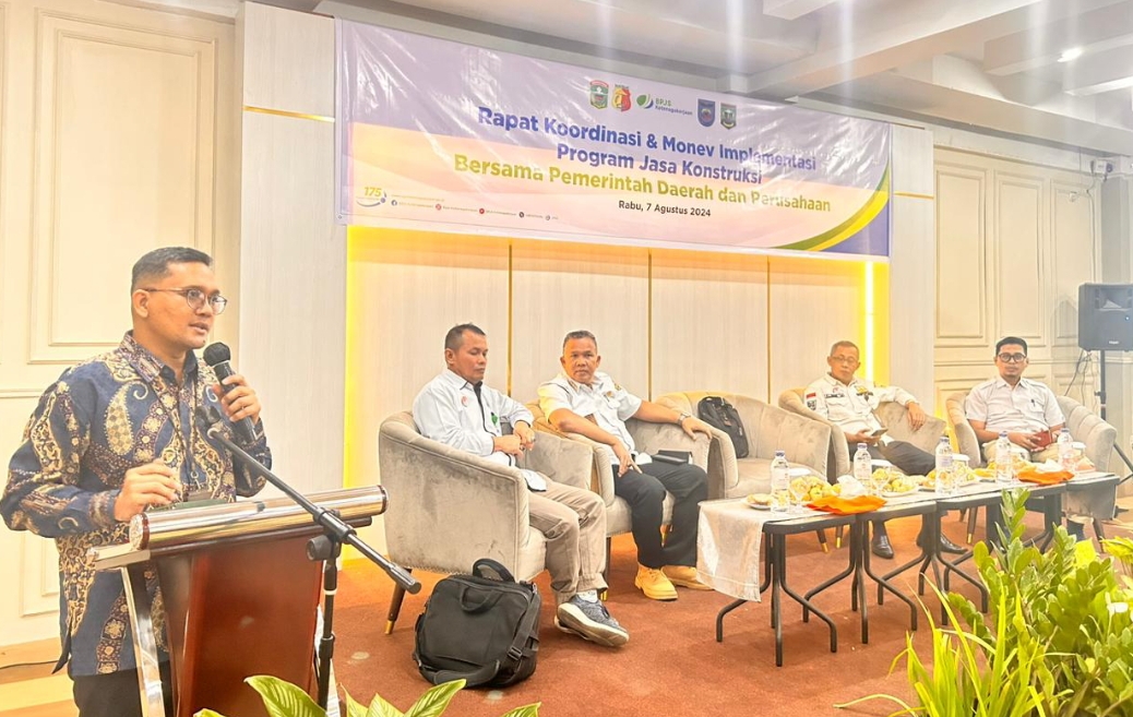 BPJS Ketenagakerjaan Solok bersama pemerintah daerah dan perusahaan melakukan rapat koordinasi dan monitoring evaluasi.