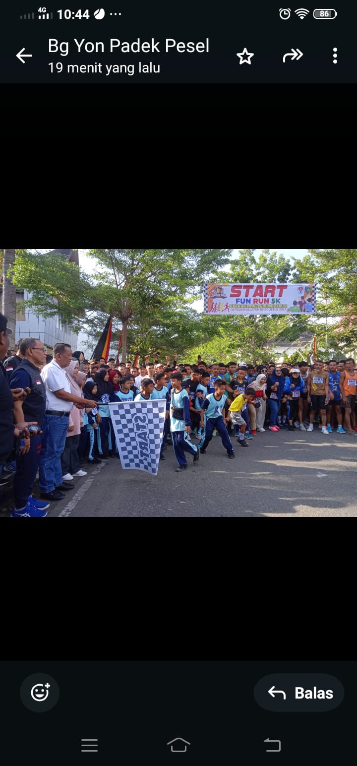 Bupati Pessel, Rusma Yul Anwar, saat melakukan pelepasan peserta run fun (lari maraton) 5 kilometer. (dok yon)