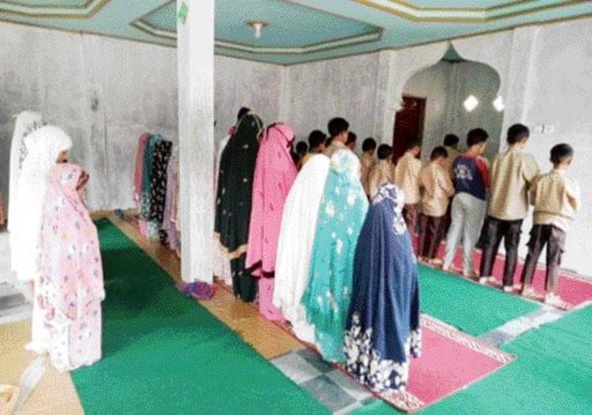 KHUSYUK: Para murid SD Negeri 18 Batipuh Ateh sedang menjalani shalat Dhuha. (TIM LAMAN GURU)