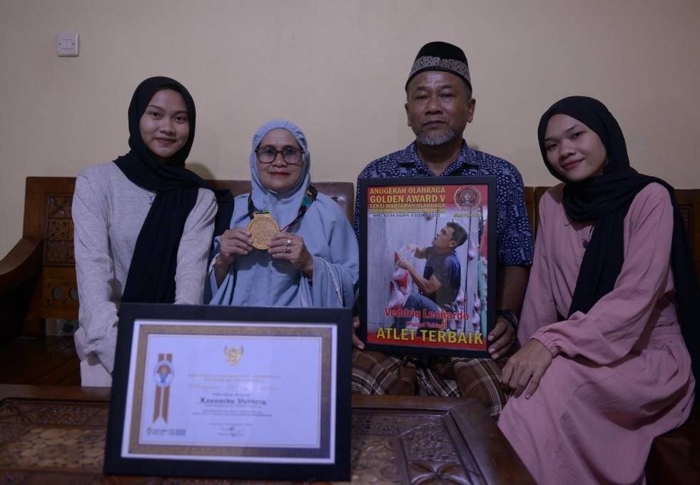 DUKUNGAN KELUARGA: Rosita Hamzah (dua dari kiri) dan Sumaryanto diapit dua putri mereka, Violita Equada (kanan) serta Panca Niqita Maura, di kediaman mereka di Pontianak. (Foto: Arief Nugroho/JPG)