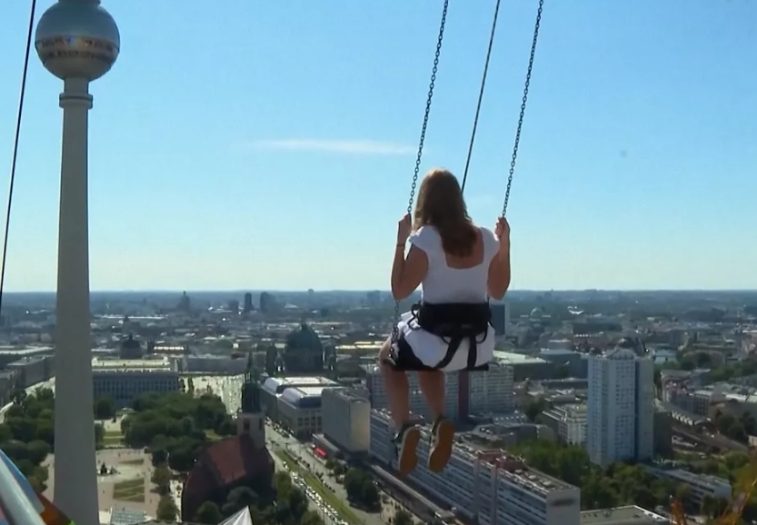Atraksi terbaru Berlin, sebuah ayunan yang terletak di puncak gedung bertingkat 40. Dikenal sebagai ayunan tertinggi di Eropa. (Foto: Euro News)