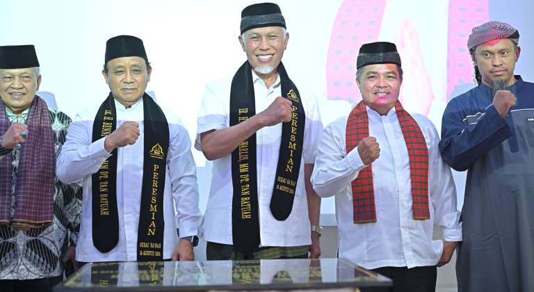Mahyeldi meresmikan surau Ka