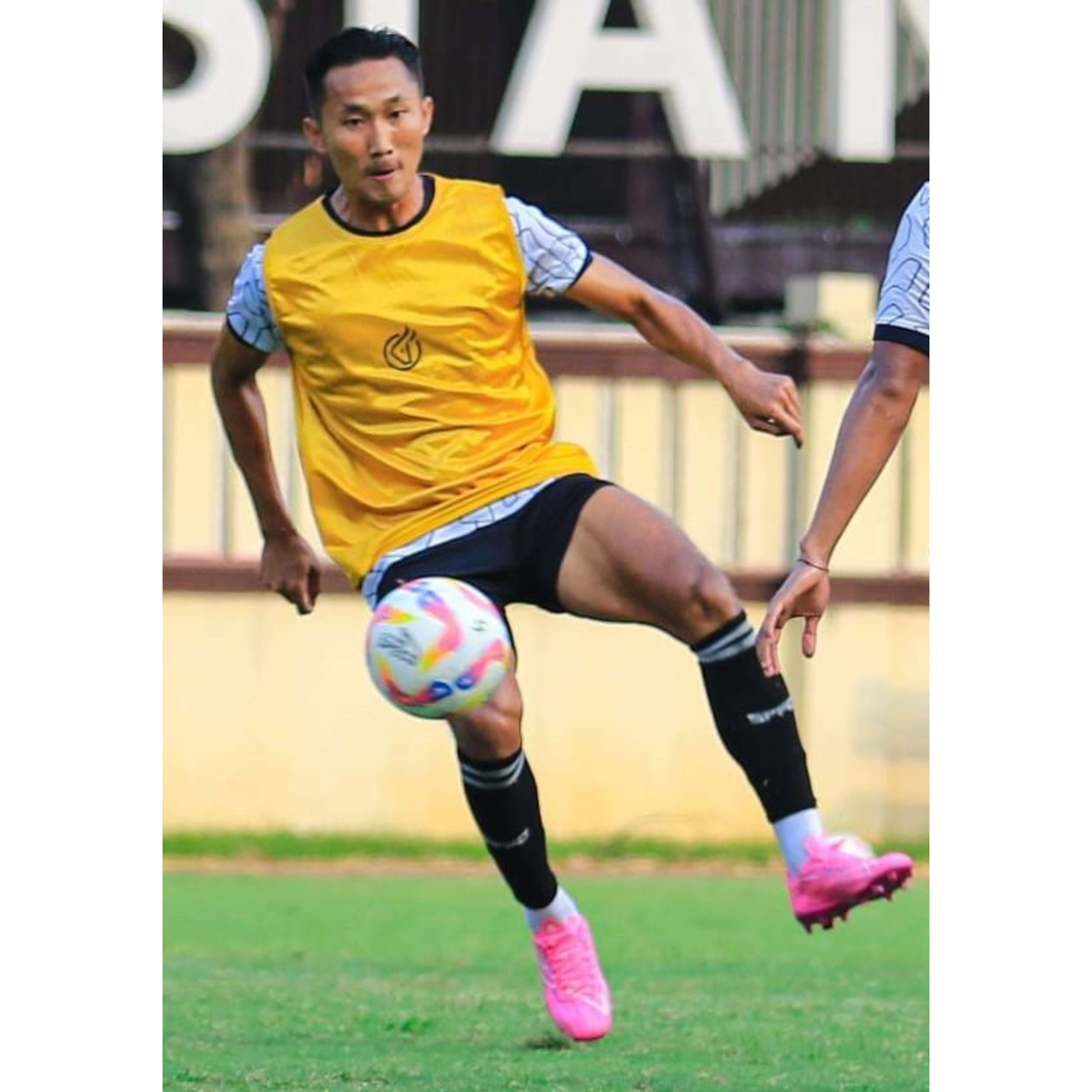 HABIS-HABISAN: Bek kiri Semen Padang FC Miftah Anwar Sani berharap mengawali Liga 1 musim ini dengan hasil bagus saat berhadapan dengan Borneo FC, malam ini. (DOKUMENTASI SEMEN PADANG FC)