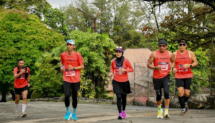 Peserta Semen Padang Fun Run 2024 menyelesaikan perlombaan lari, Minggu (11/8).